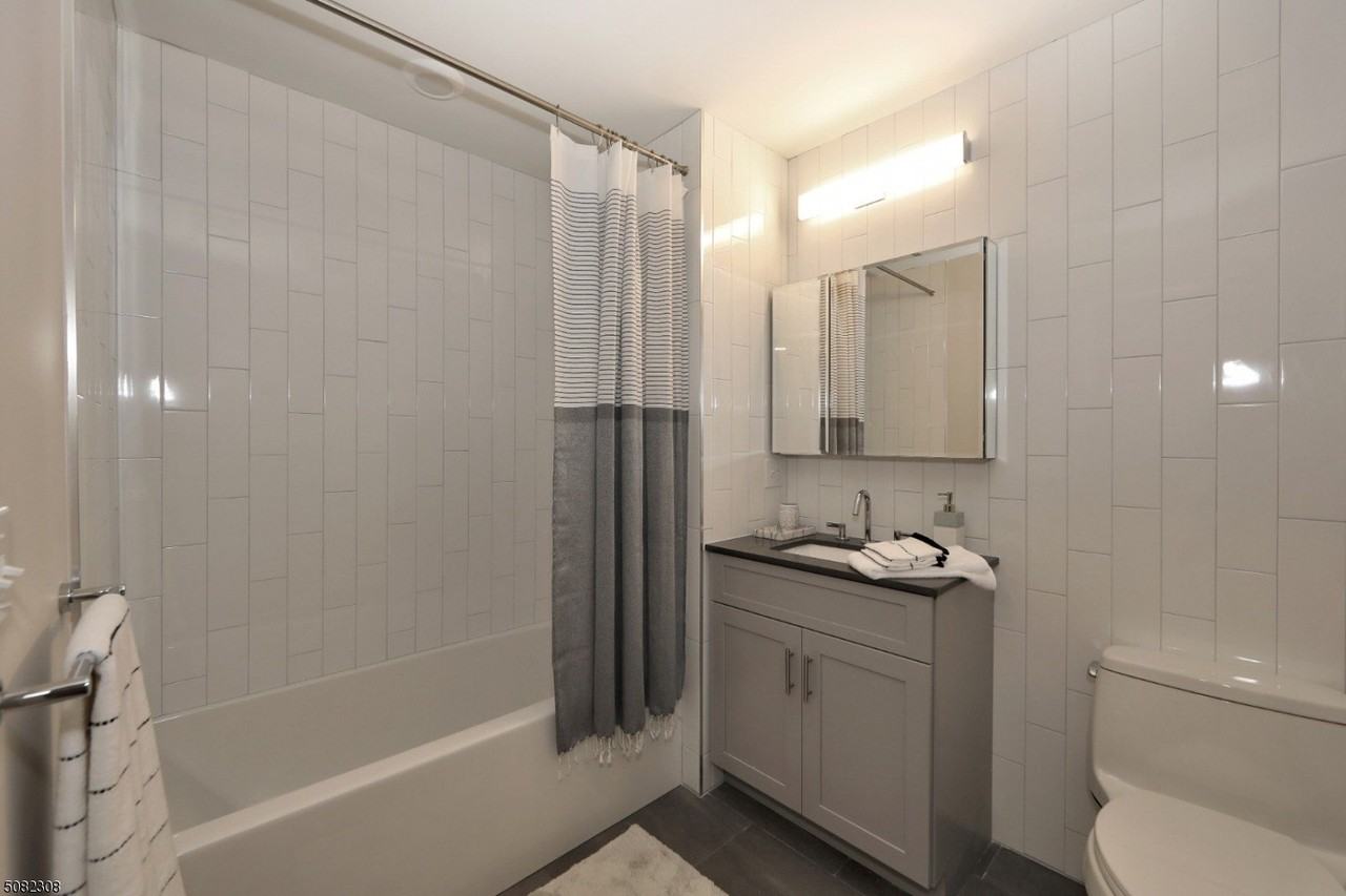 548 Franklin Ave #310 - Photo 3 of 10