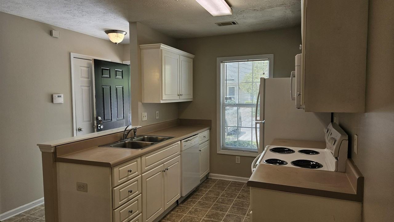 2246 Bridgeton Rd - Photo 3 of 7