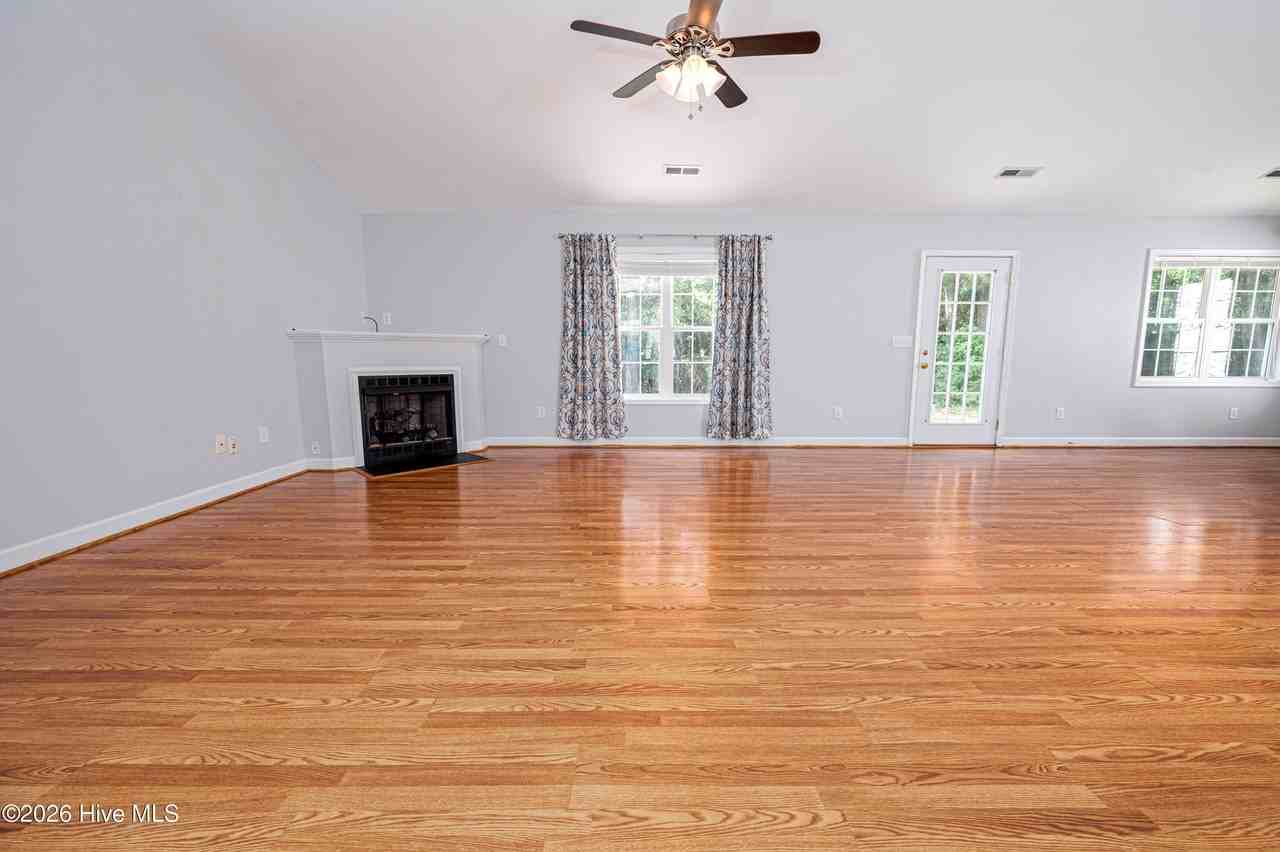 118 Monterey Cir - Photo 2 of 20