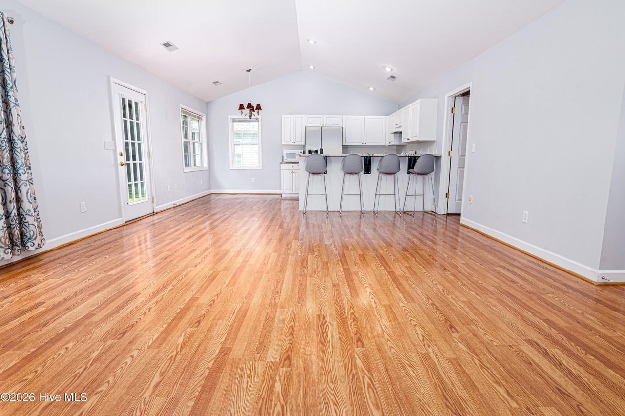 118 Monterey Cir - Photo 3 of 20