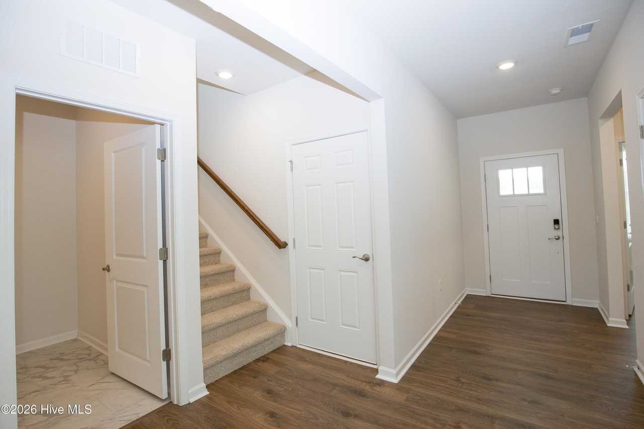 512 Ragapple Ln - Photo 5 of 50