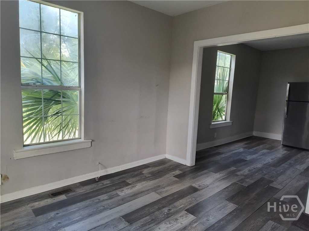 660 W 42nd St - Photo 2 of 12