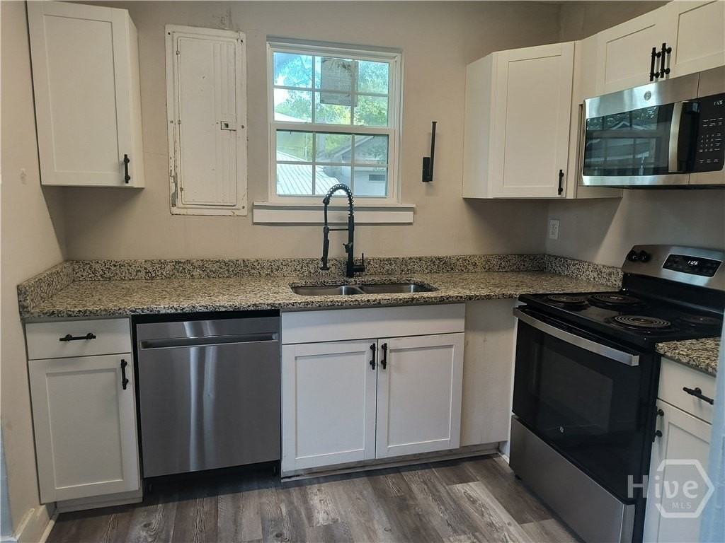660 W 42nd St - Photo 4 of 12