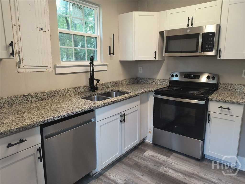 660 W 42nd St - Photo 5 of 12