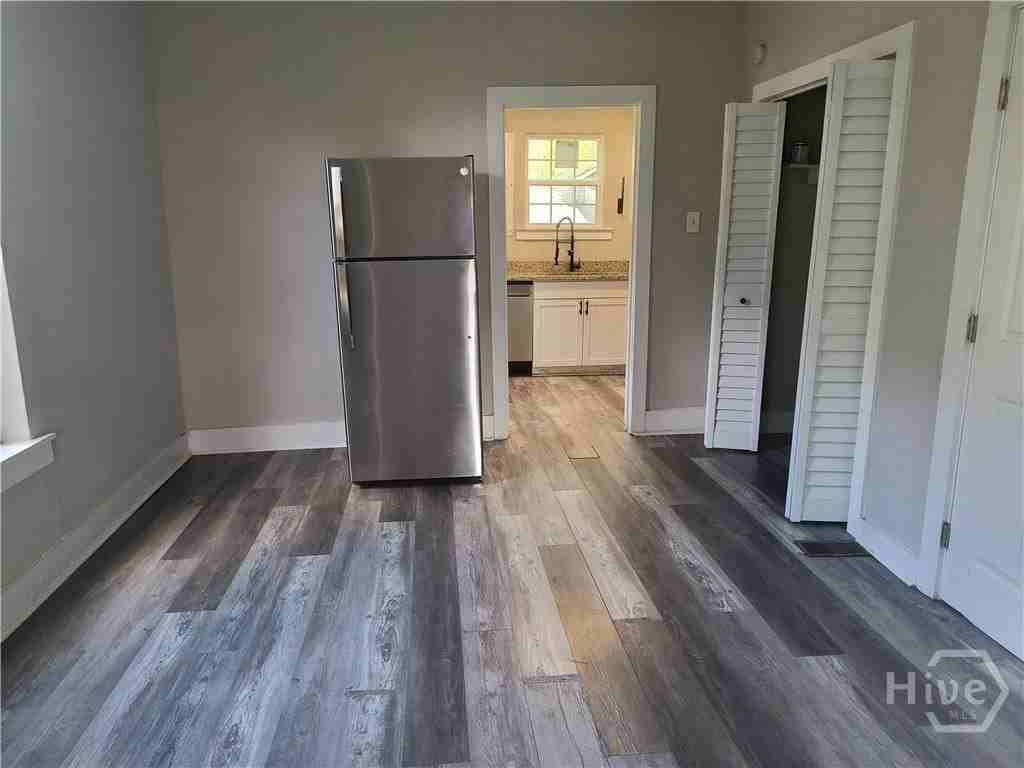 660 W 42nd St - Photo 6 of 12