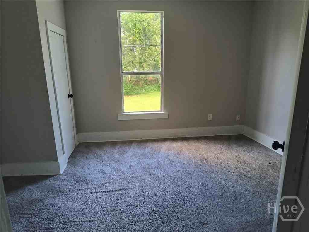 660 W 42nd St - Photo 7 of 12