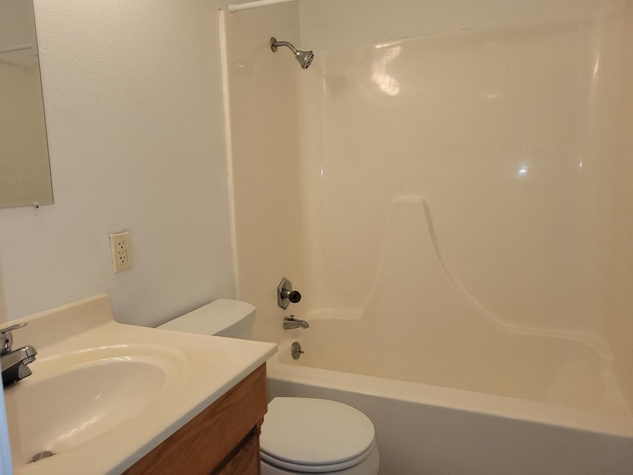 1502 Jackson Ave #4 - Photo 5 of 8