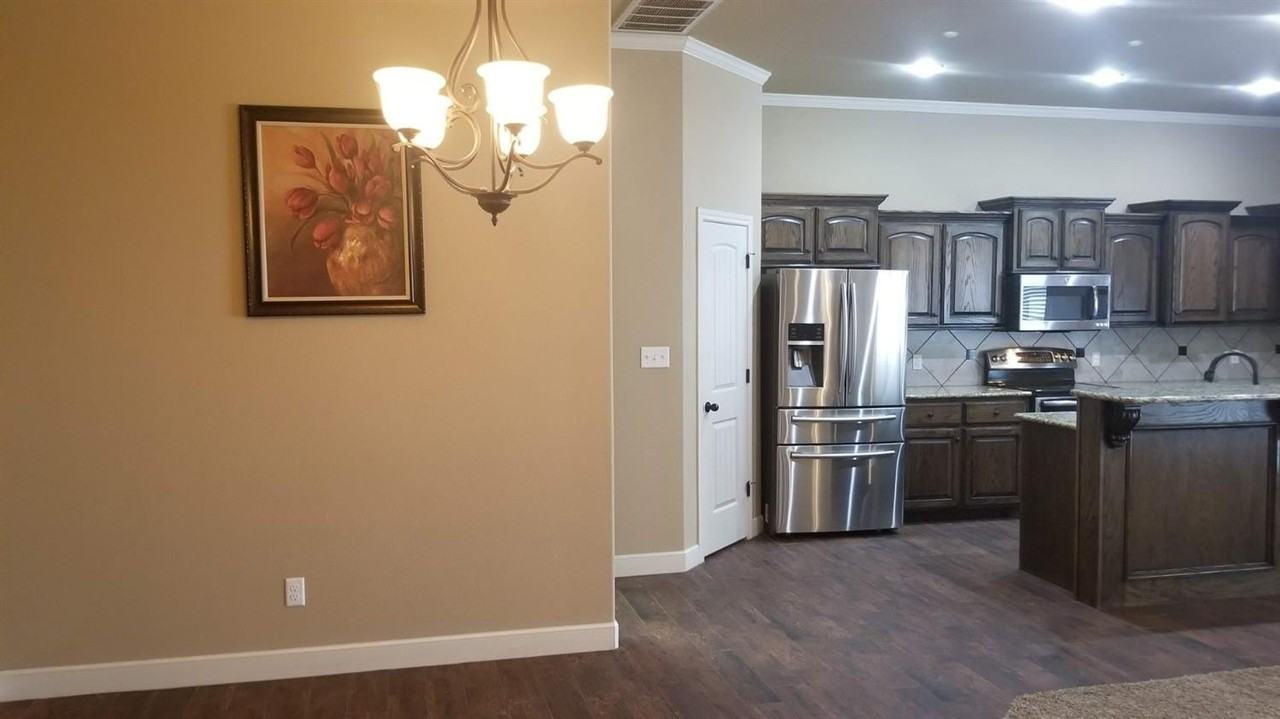 6407 95th St - Photo 3 of 32