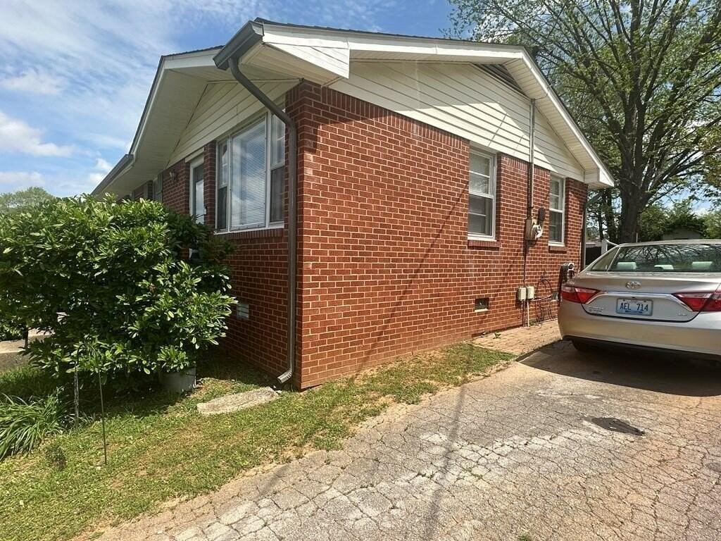 204 Crest Dr - Photo 5 of 29