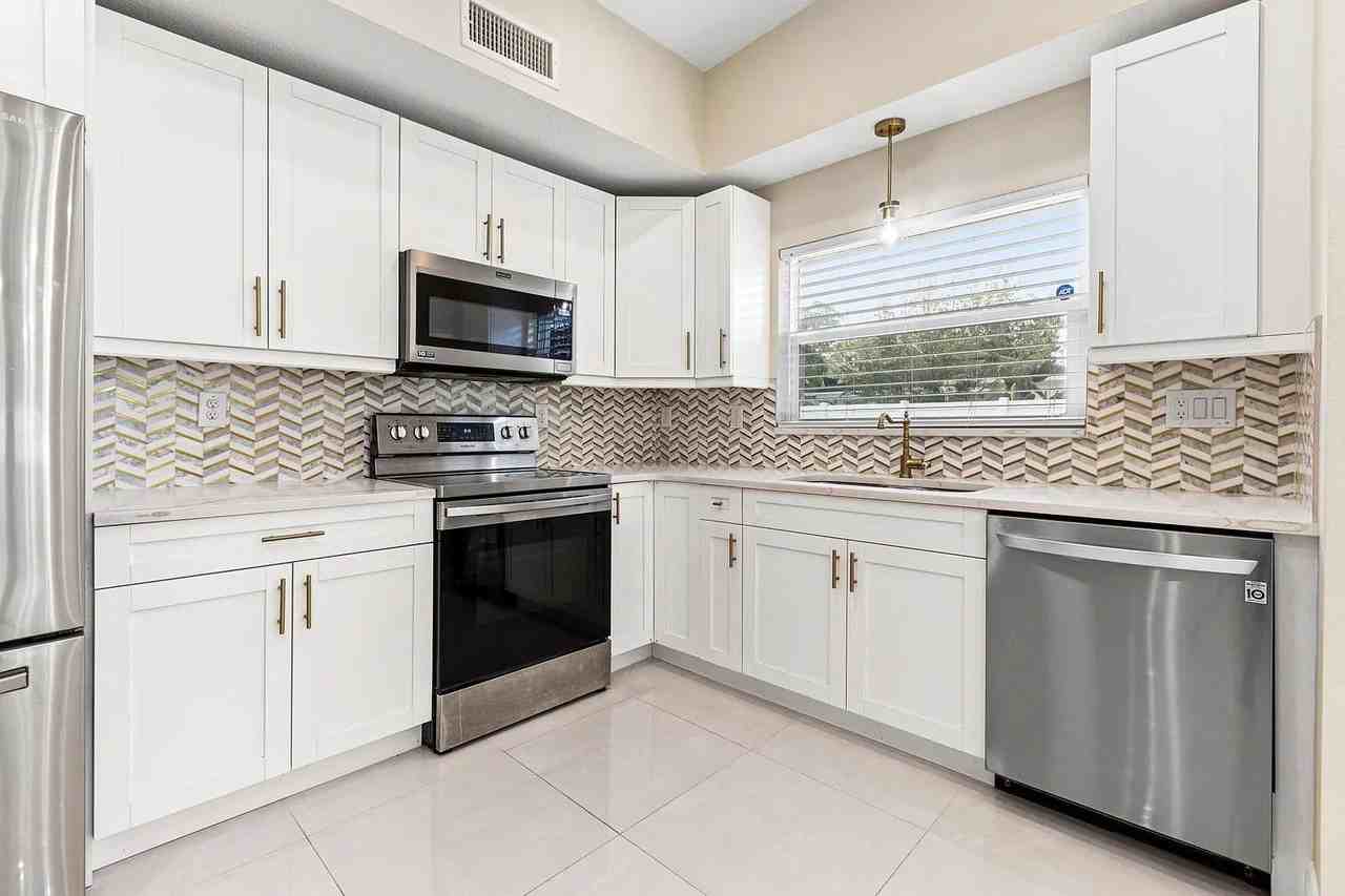 2614 W Henry Ave - Photo 2 of 17