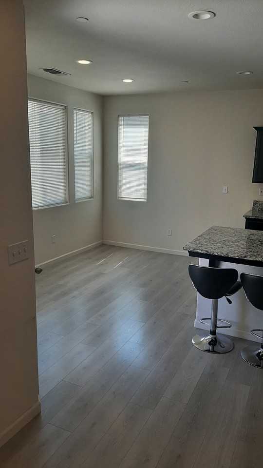 4380 Strathmore Pl - Photo 3 of 8