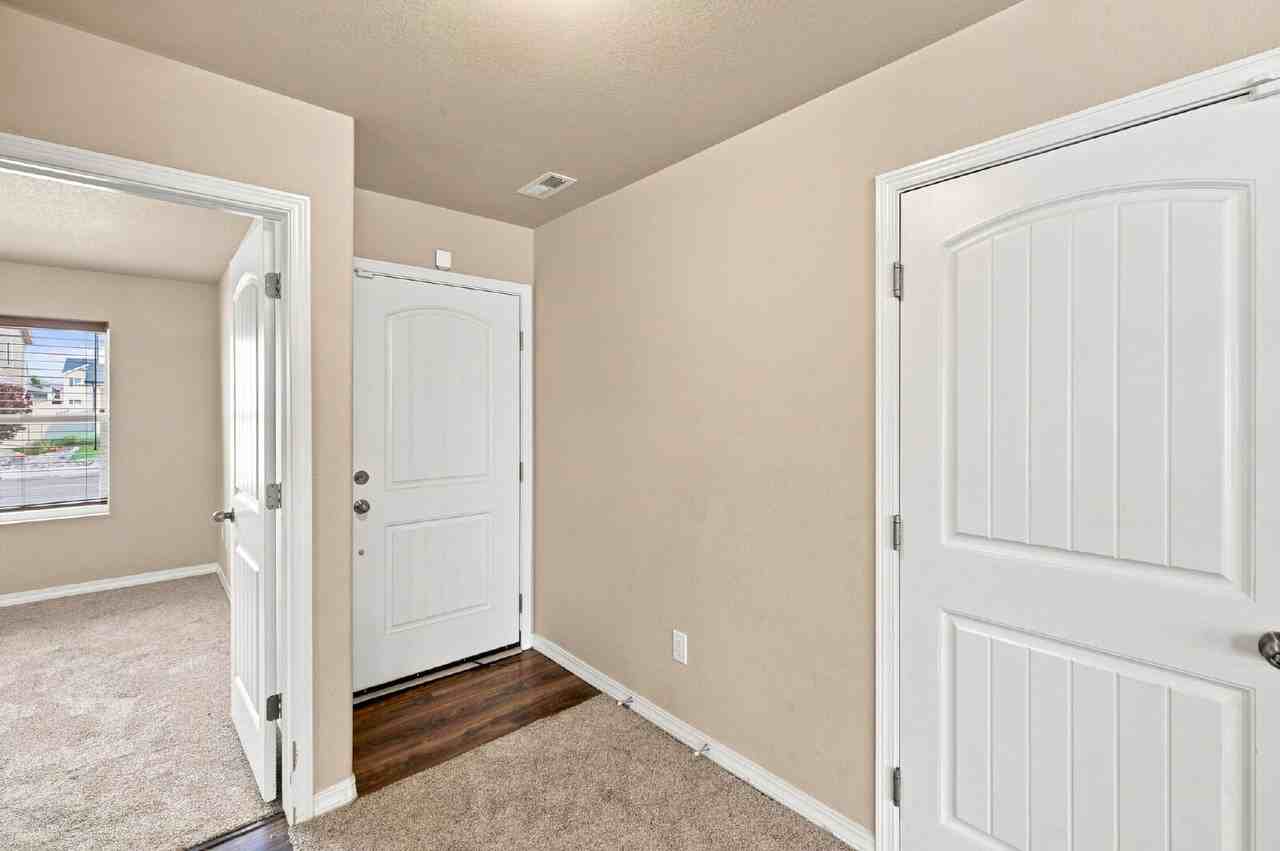 10864 Traders Pkwy - Photo 3 of 39