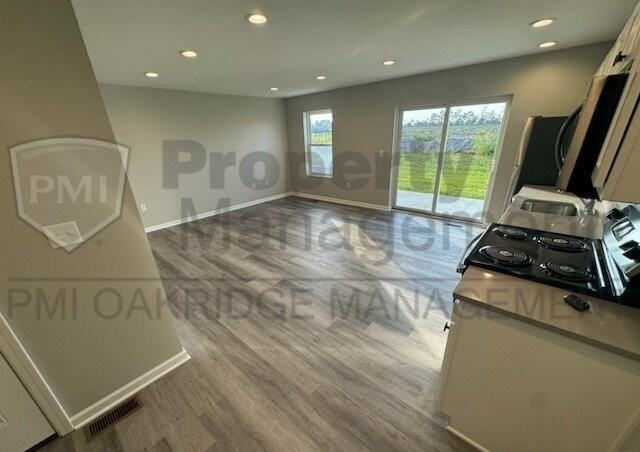 223 Bruns Dr - Photo 2 of 14