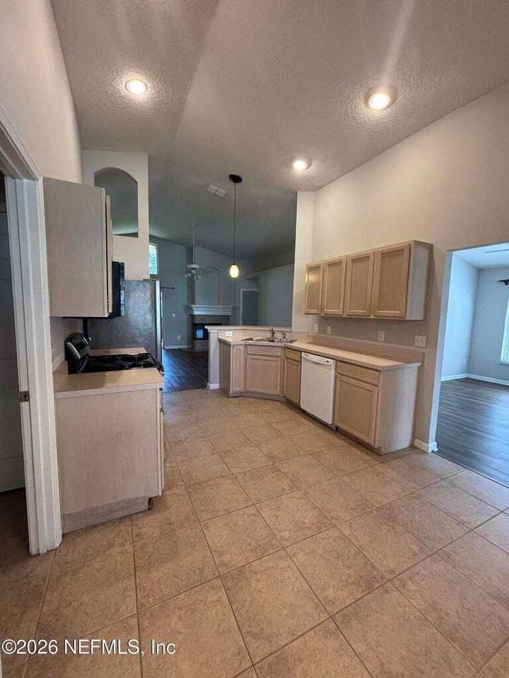 13758 Sea Hawk St - Photo 3 of 33