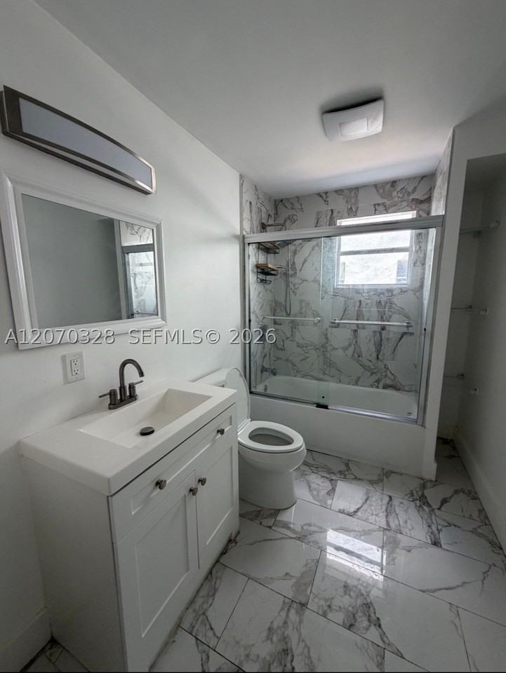 524 Nw 35th St #1 - Photo 7 of 9