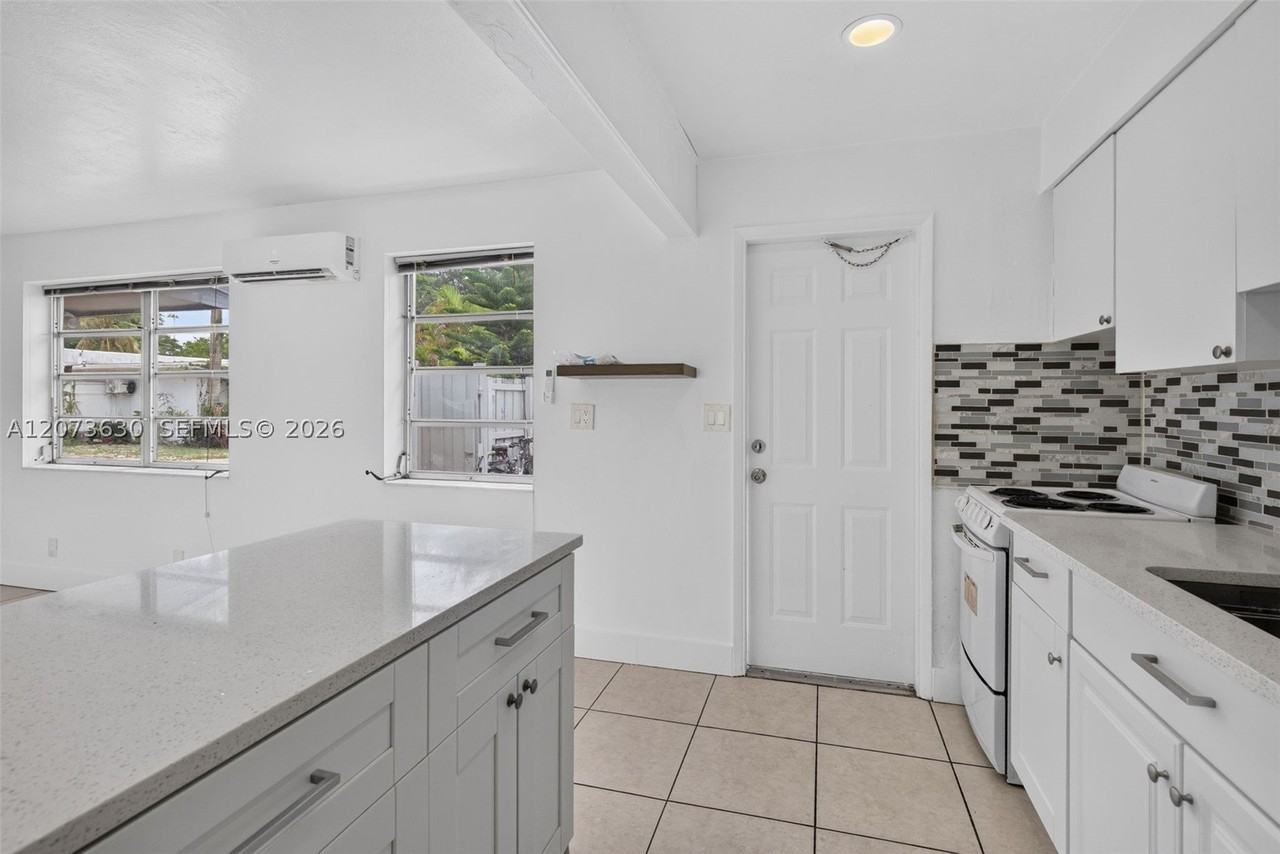 2115 N 17th Ct #3 - Photo 4 of 19
