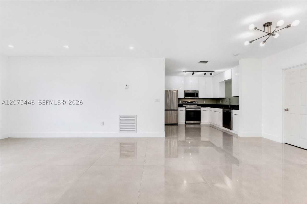 323 Nw 56th Ave #1 - Photo 7 of 30