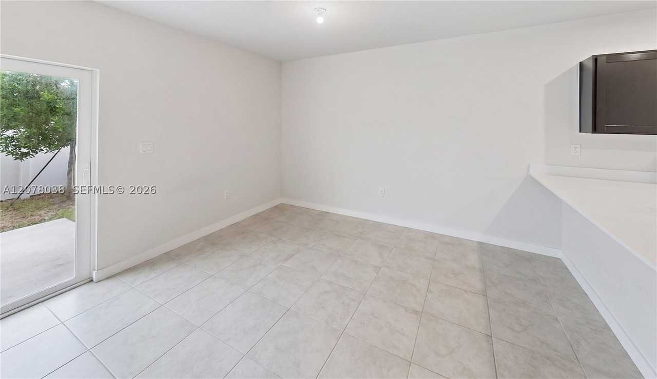 389 Nw 10th Ct - Photo 4 of 46