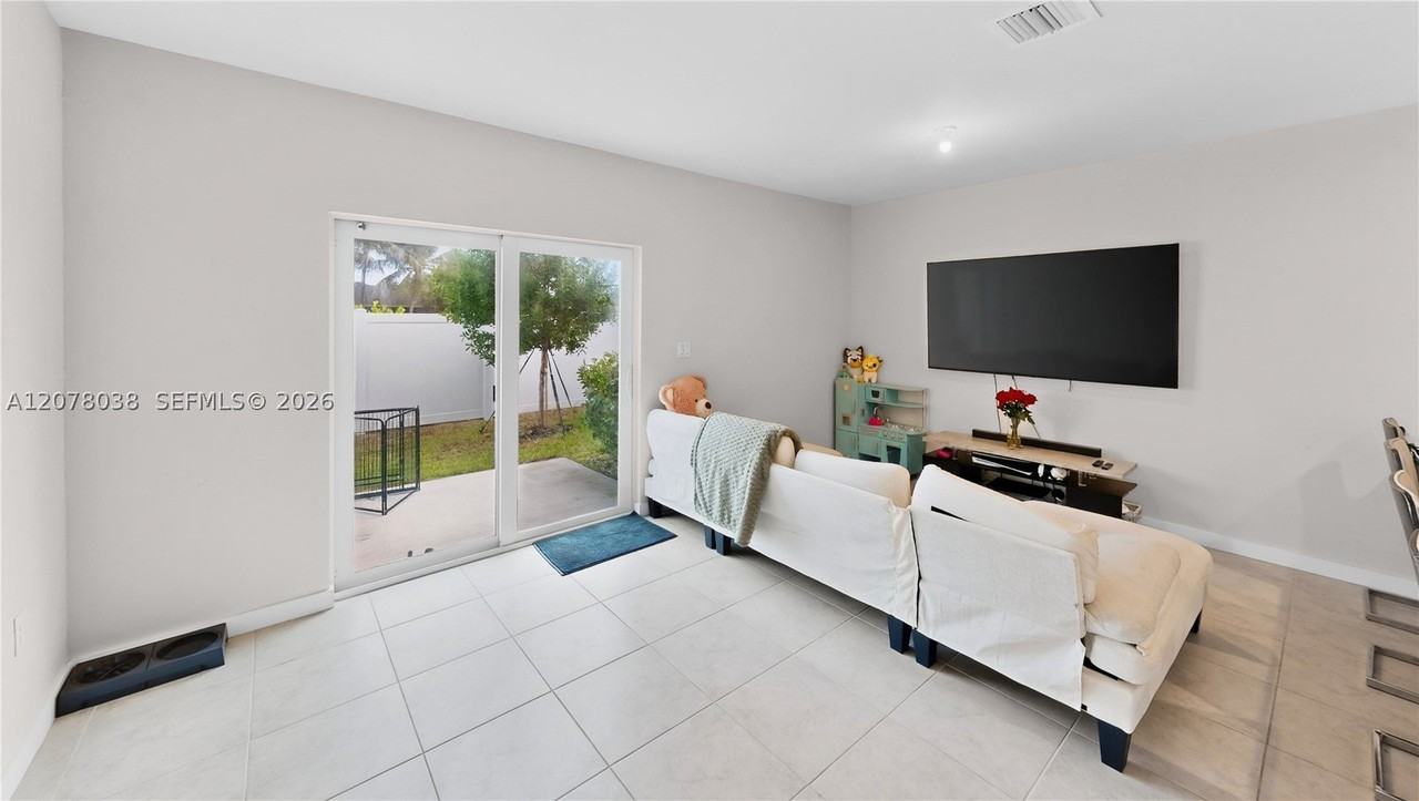 389 Nw 10th Ct - Photo 6 of 46