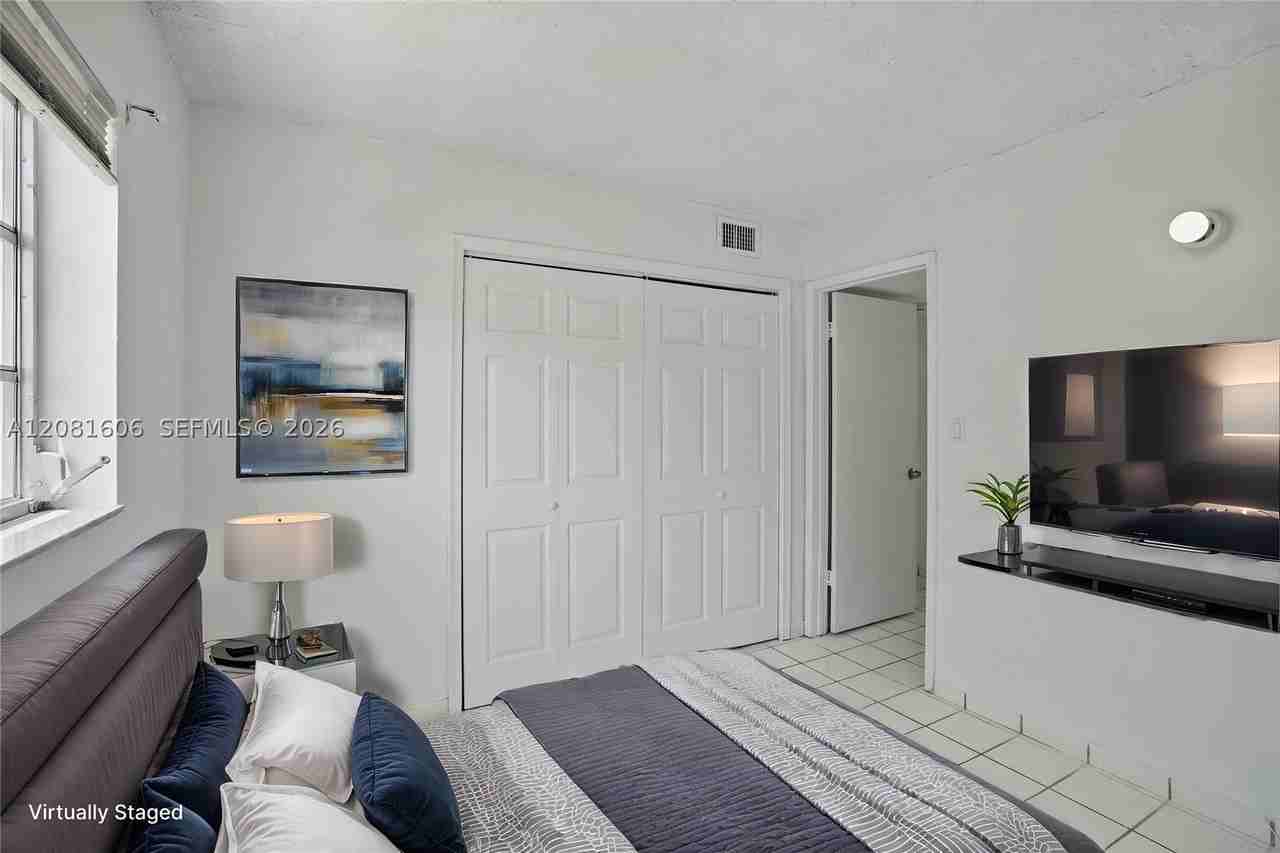 461 Sw 7th St #4 - Photo 5 of 9