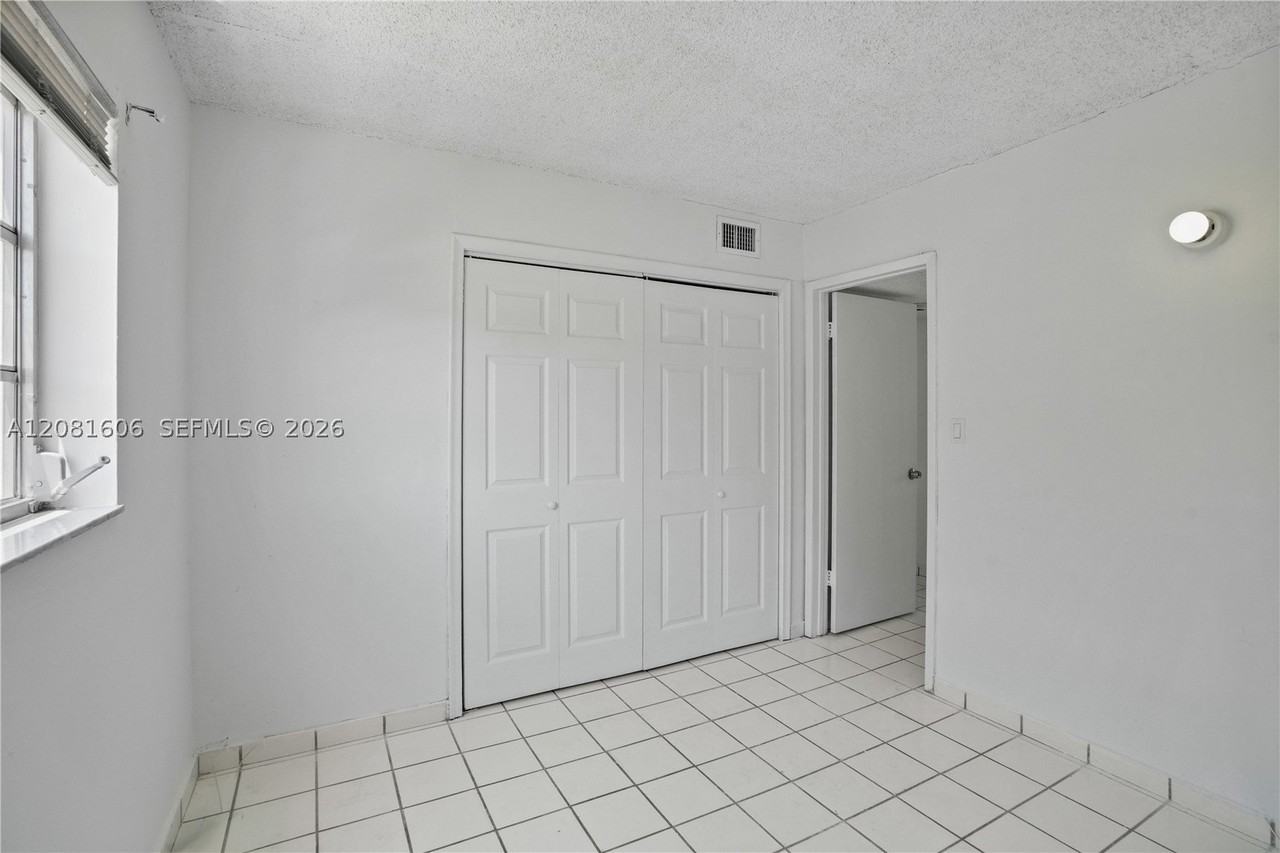461 Sw 7th St #4 - Photo 6 of 9