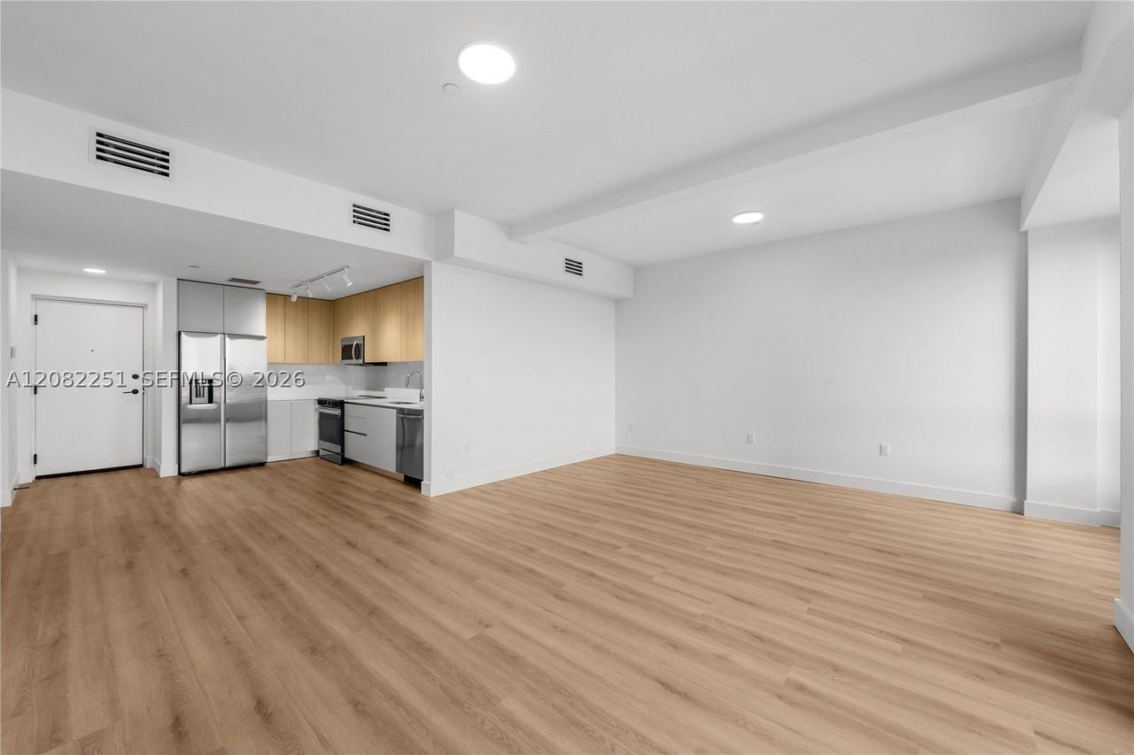 215 Se 4th St #202 - Photo 3 of 23