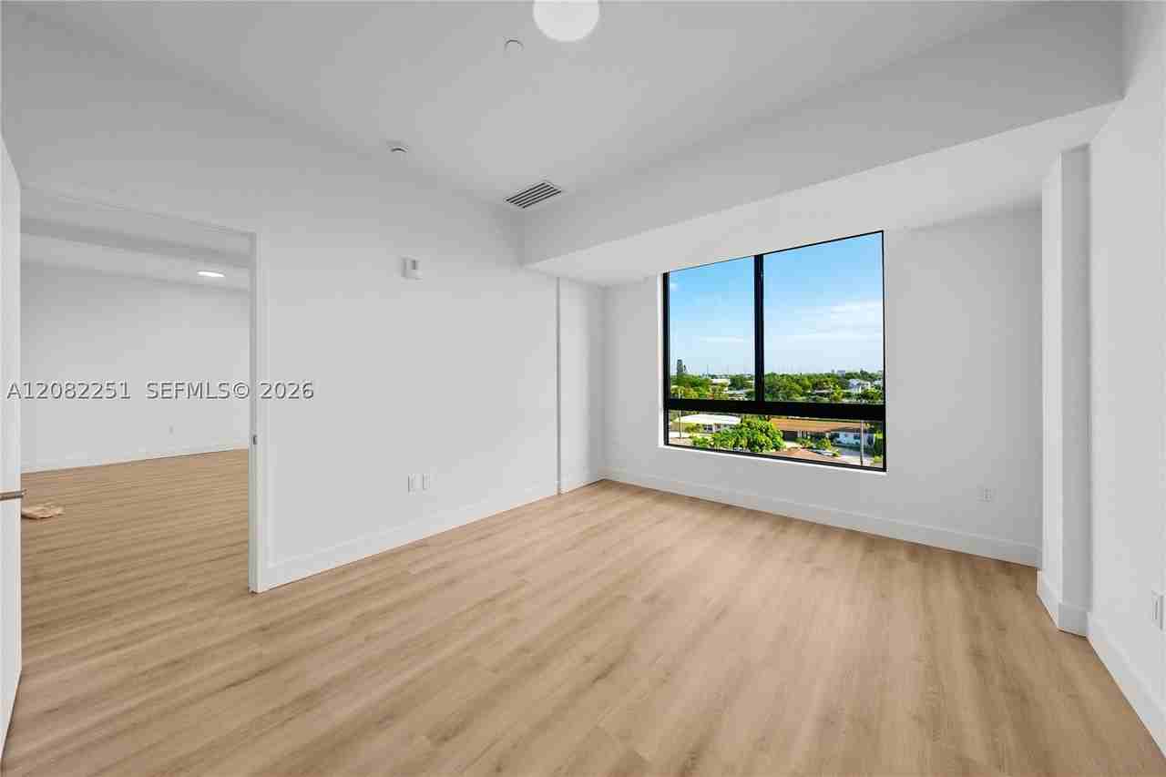 215 Se 4th St #202 - Photo 4 of 23