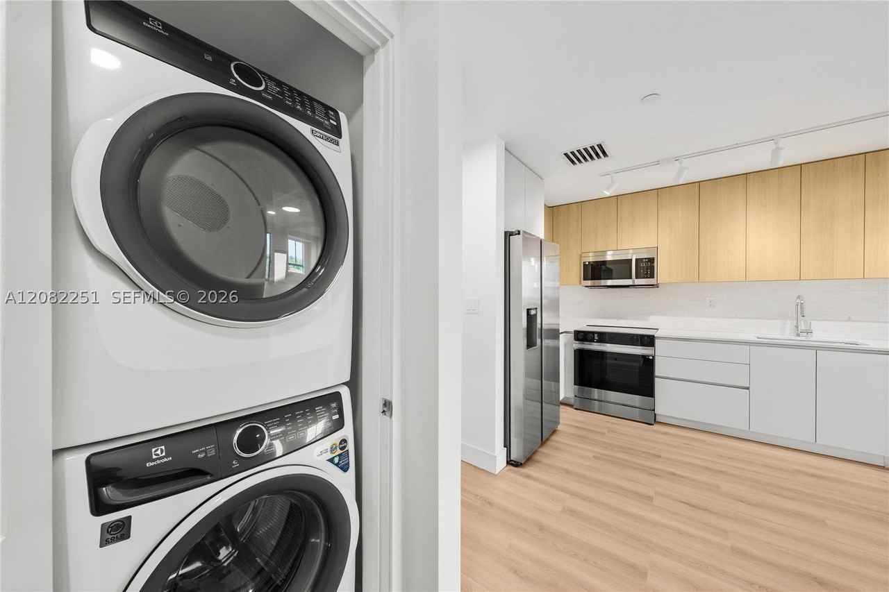 215 Se 4th St #202 - Photo 5 of 23