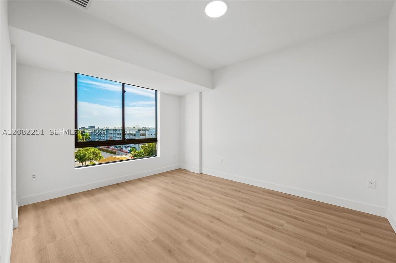215 Se 4th St #202 - Photo 6 of 23