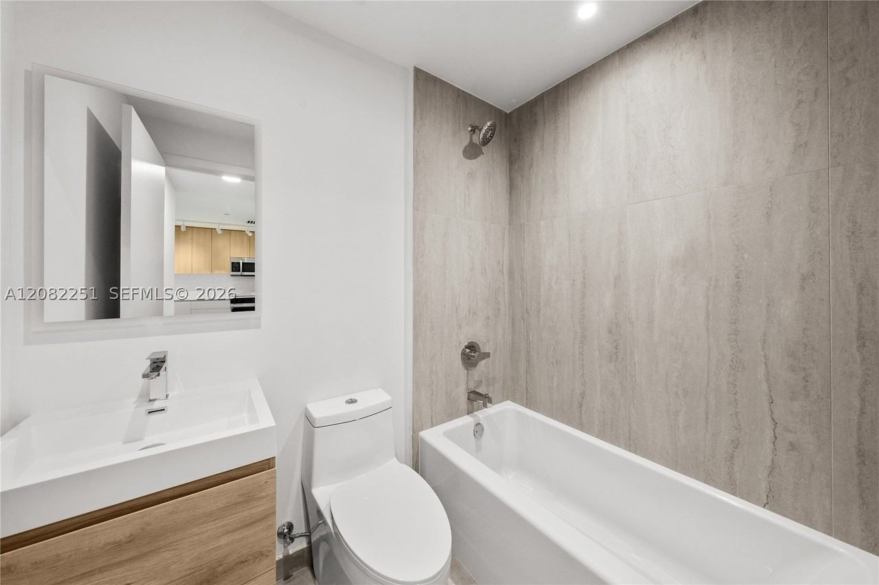 215 Se 4th St #202 - Photo 7 of 23