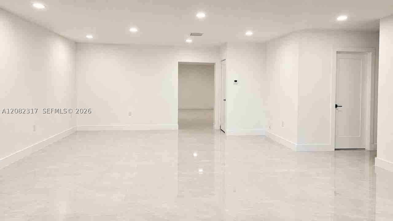 776 Nw 10th St - Photo 2 of 16