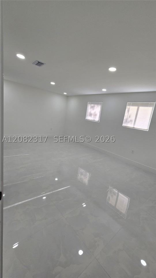 776 Nw 10th St - Photo 5 of 16