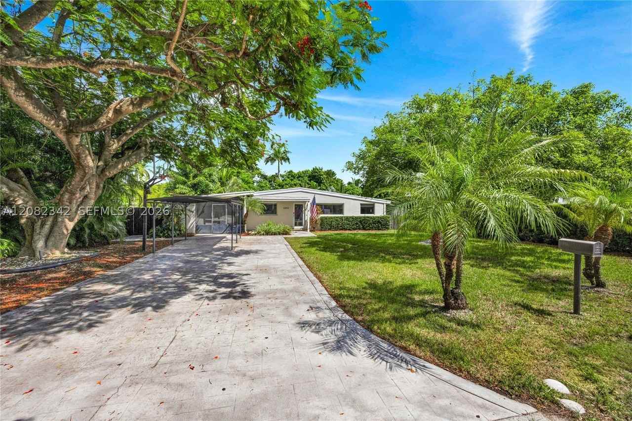 6843 Sw 53rd St - Photo 4 of 33