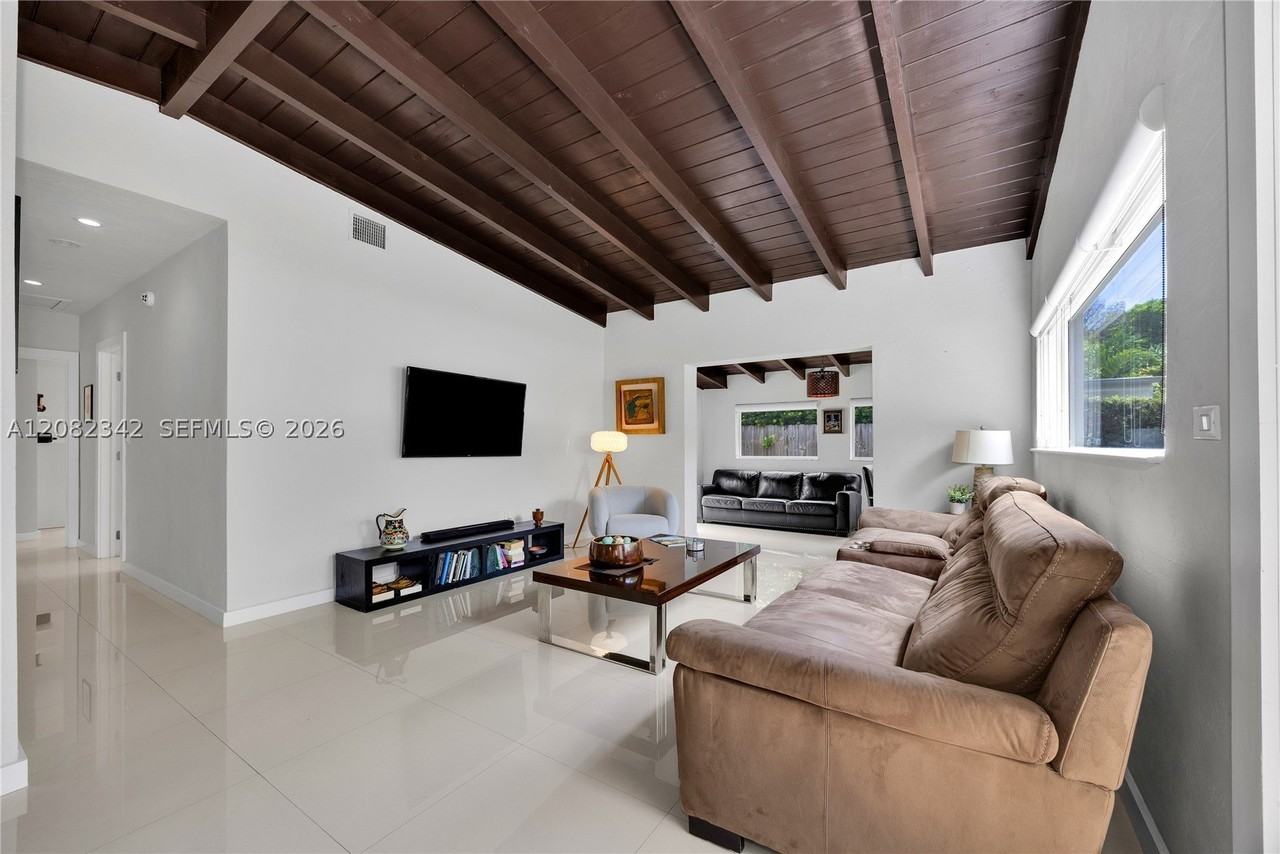 6843 Sw 53rd St - Photo 6 of 33