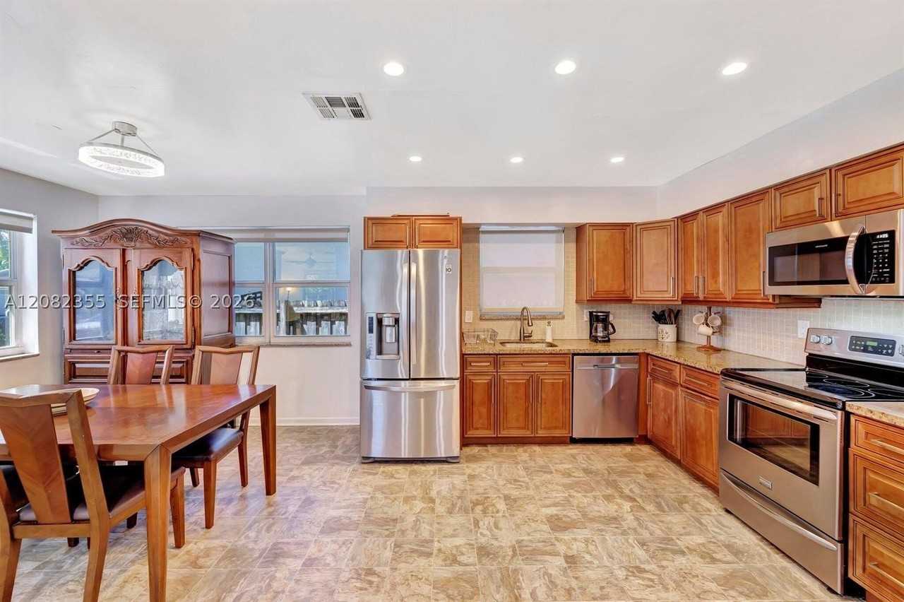 45 Se 14th St #1 - Photo 4 of 31
