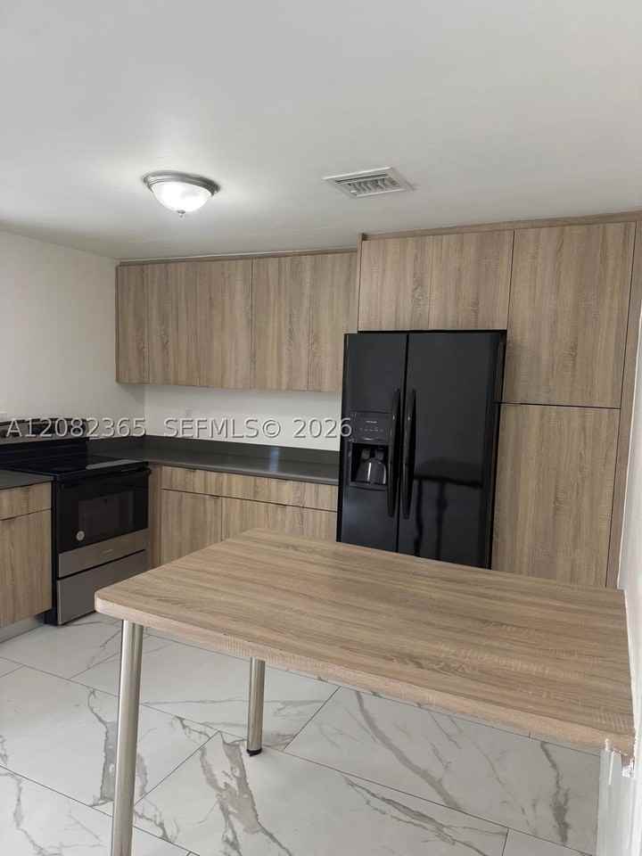 2542 Ne 182nd St #2542 - Photo 3 of 17
