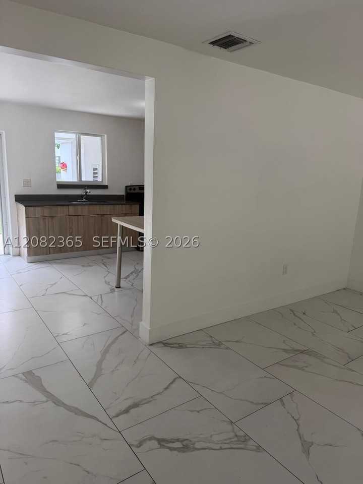 2542 Ne 182nd St #2542 - Photo 4 of 17