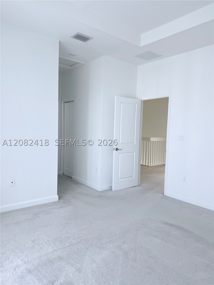 1427 Se 7th Ter - Photo 5 of 27
