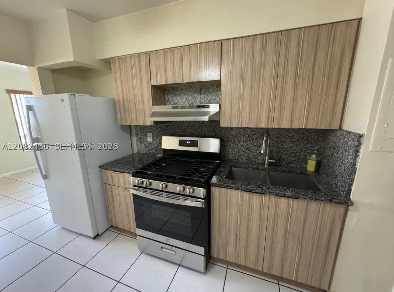 510 W 36th Pl - Photo 6 of 18