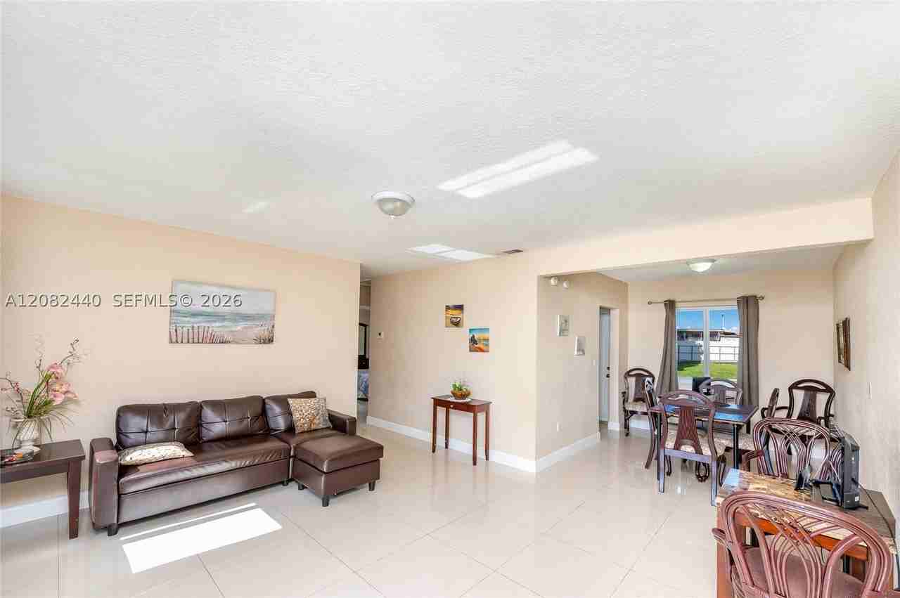 1020 Sw 73rd Pl - Photo 2 of 20