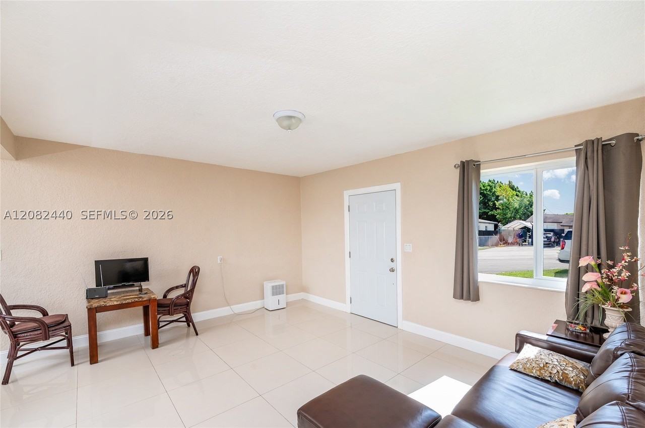 1020 Sw 73rd Pl - Photo 3 of 20