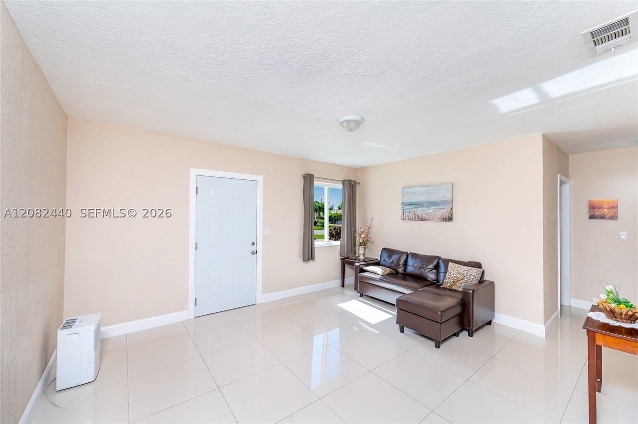 1020 Sw 73rd Pl - Photo 4 of 20