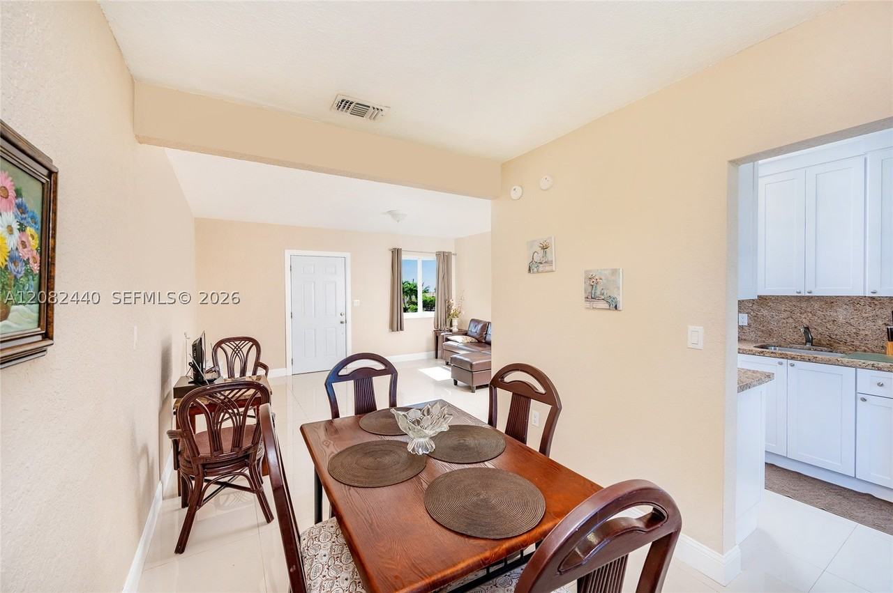 1020 Sw 73rd Pl - Photo 5 of 20
