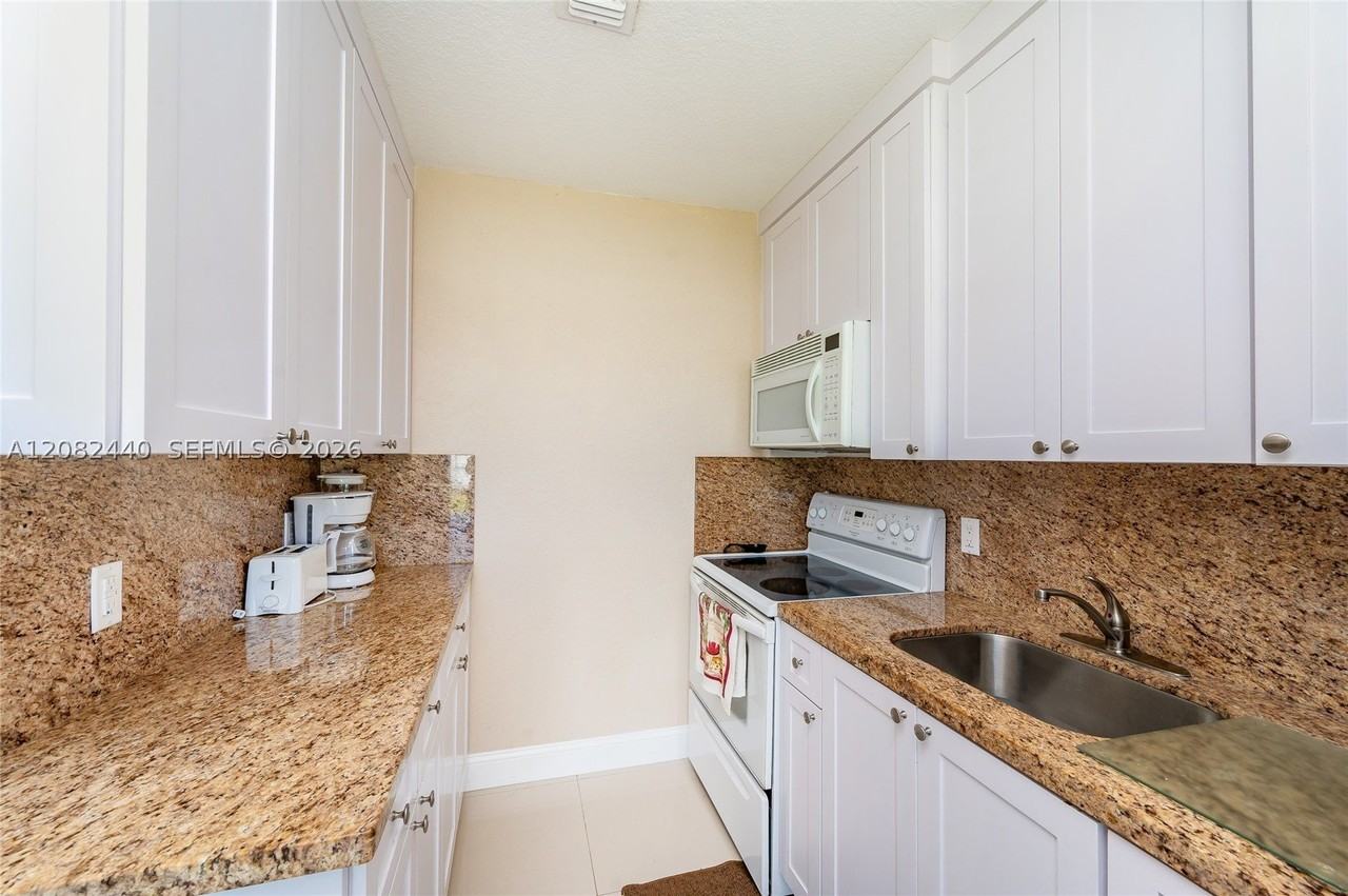 1020 Sw 73rd Pl - Photo 6 of 20