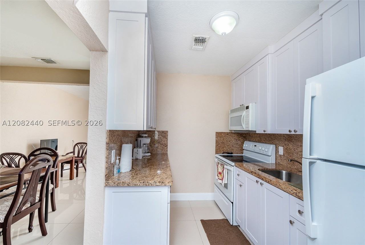 1020 Sw 73rd Pl - Photo 7 of 20