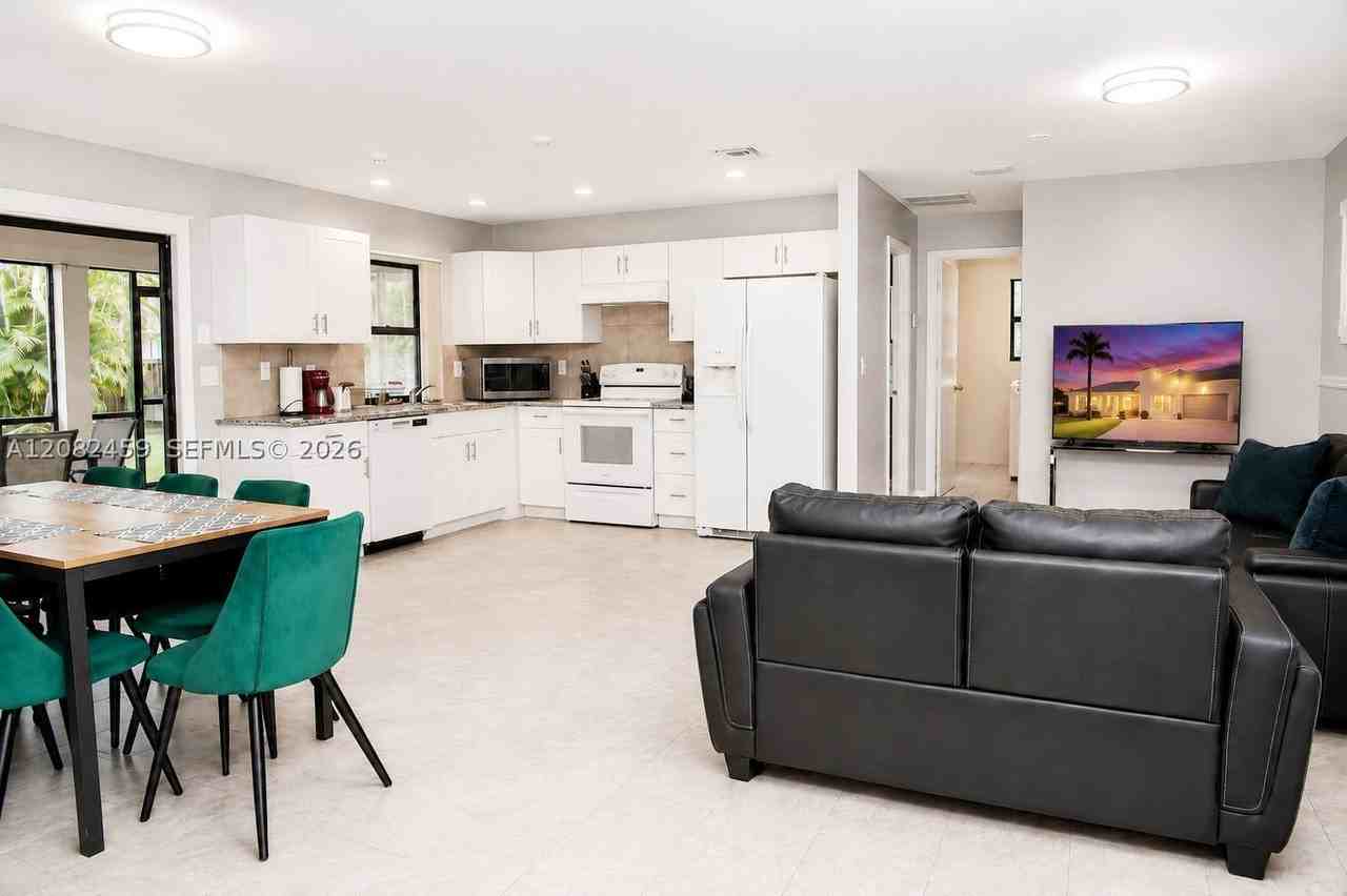 722 Se Thanksgiving Ave - Photo 6 of 25