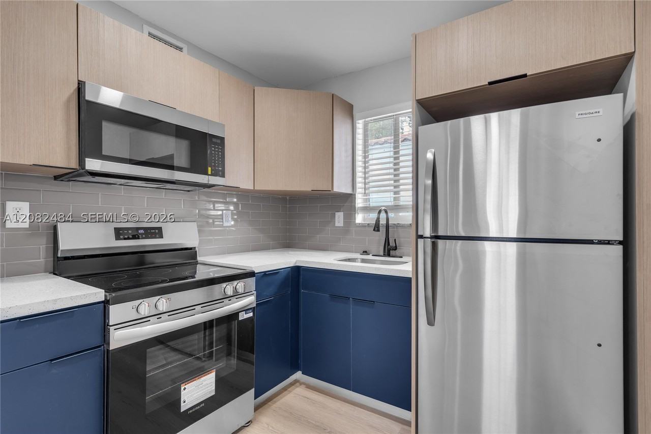 560 Ne 63rd St #3 - Photo 4 of 10