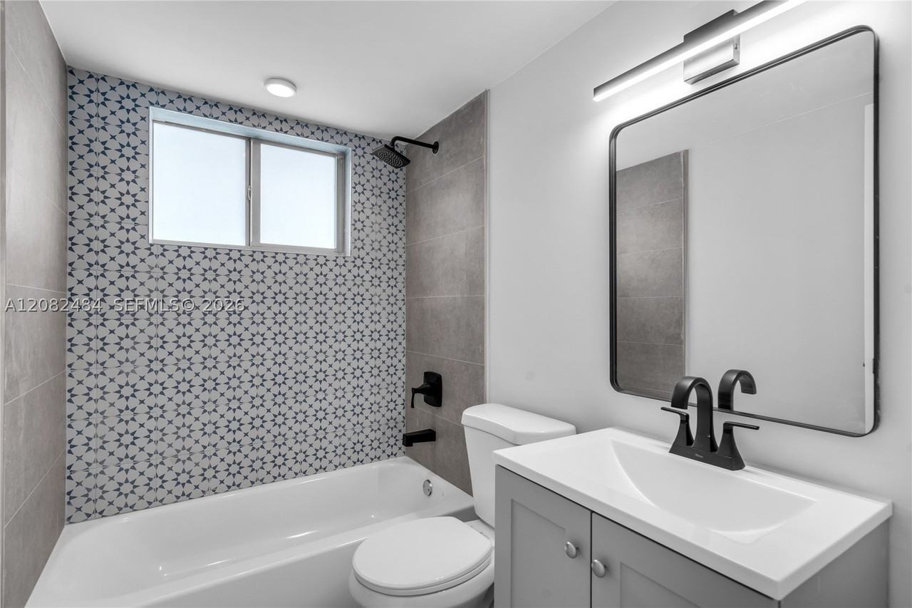 560 Ne 63rd St #3 - Photo 6 of 10