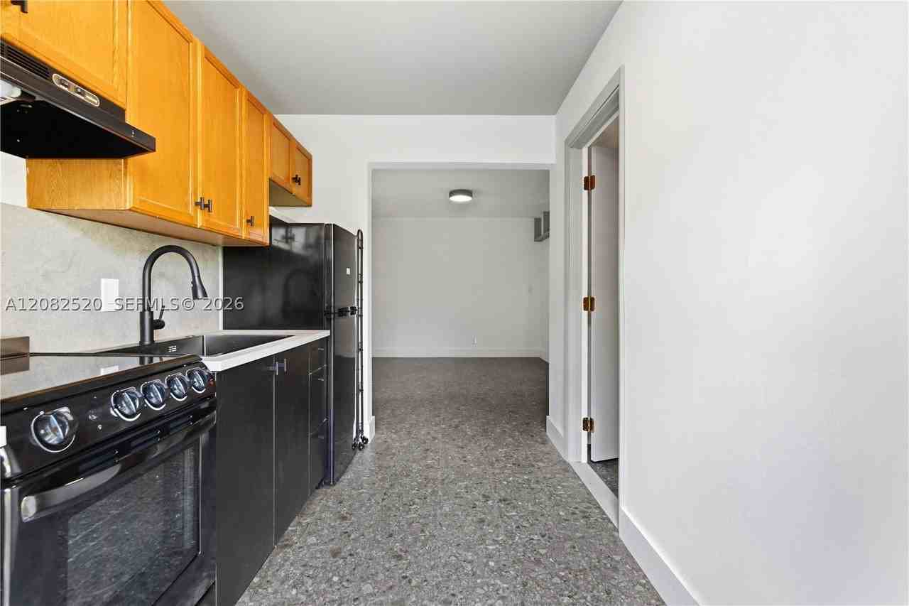 1085 Ne 34th St #3 - Photo 2 of 11