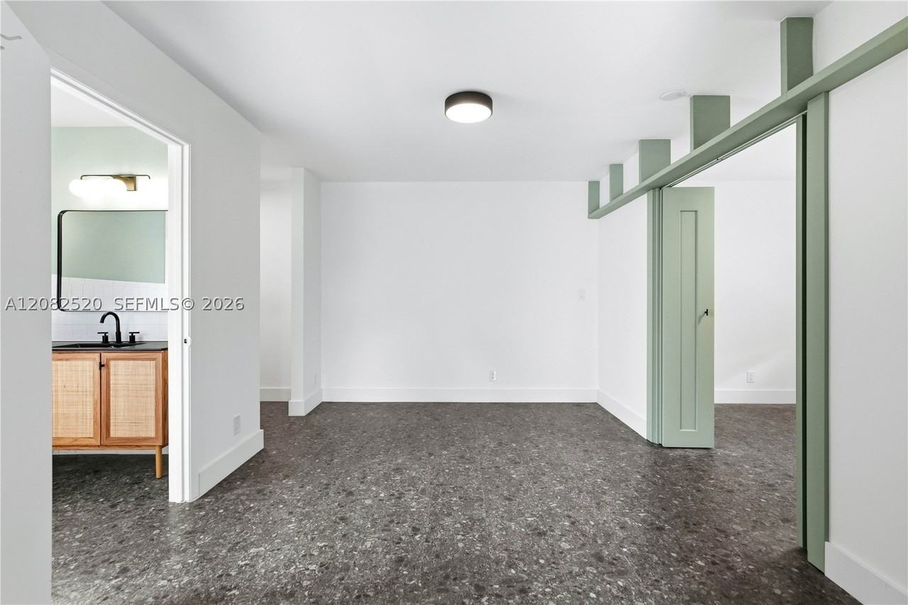 1085 Ne 34th St #3 - Photo 3 of 11